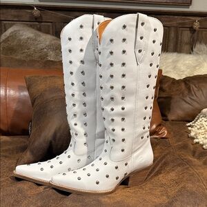 Dingo 1969 Broadway white studded Boots size 10 NWT